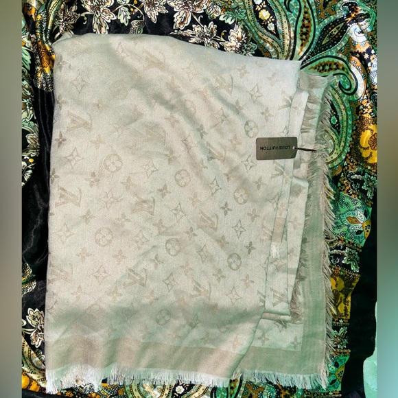 Shawl - Picture 1 of 3